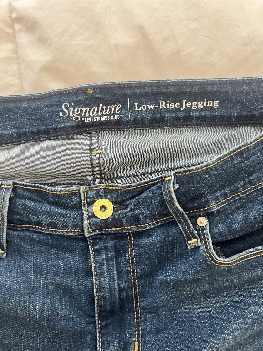 Signature Levi’s Women's Low-Rise Distressed Jeggings in Dark Blue Wash - Picture 5 of 8